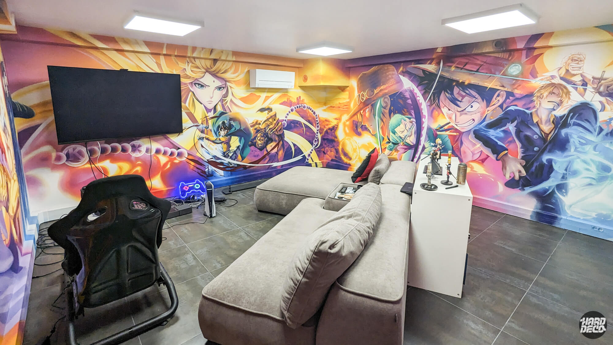 Fresque manga salle gaming vue angle opposé, One Piece et guerrière blonde sur fond orange et violet
