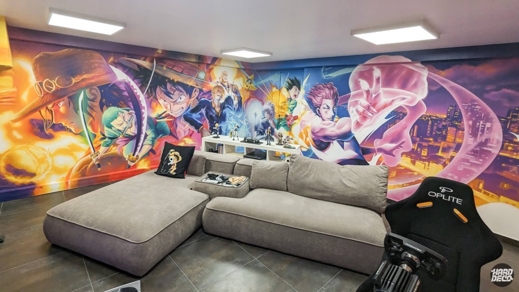 Fresque manga 360° salle gaming, One Piece et Hunter x Hunter, orange violet bleu électrique, vue ensemble