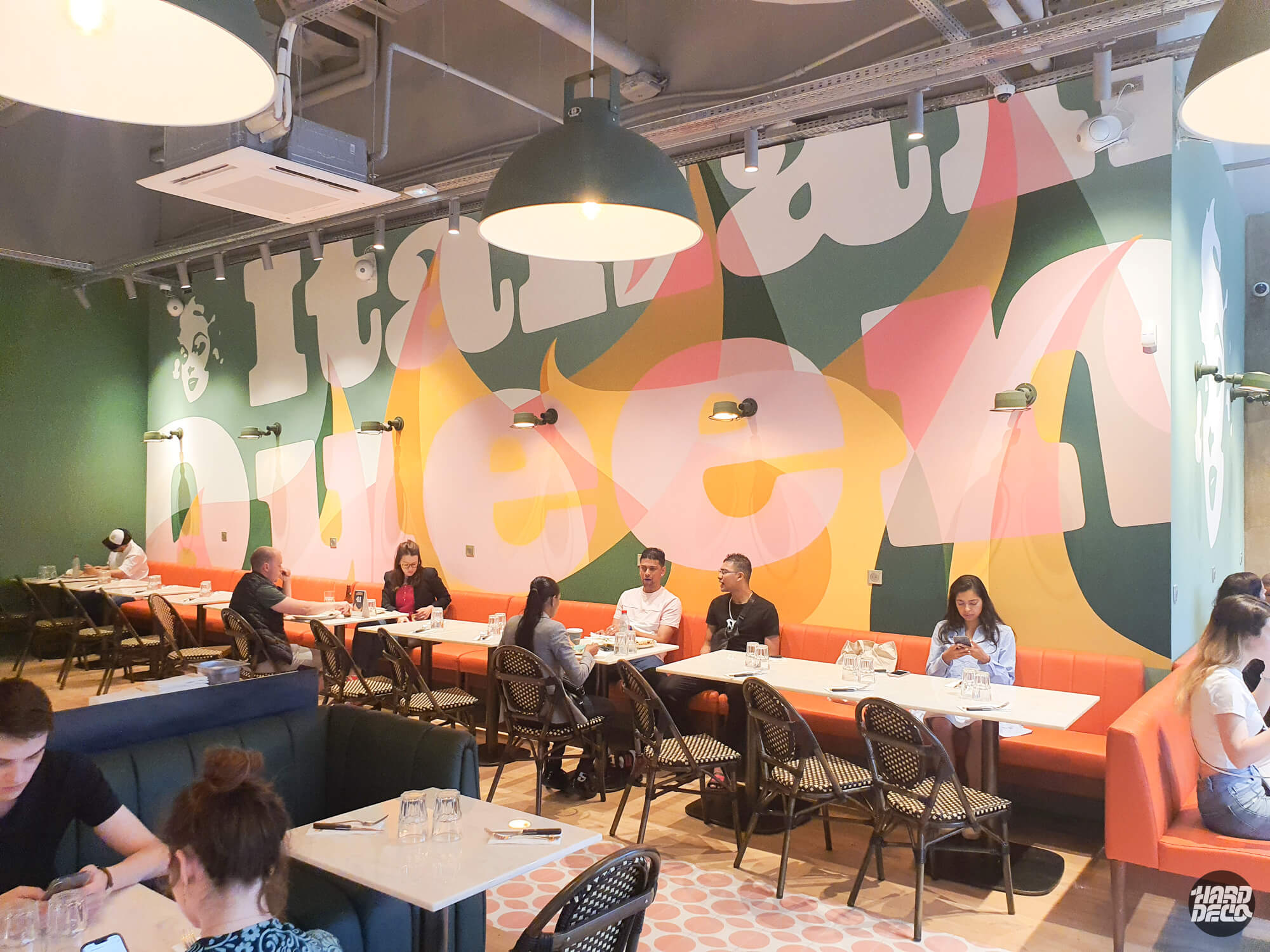 Fresque murale restaurant Italian Queen Serris en service, typographie géante rose et vert avec clients