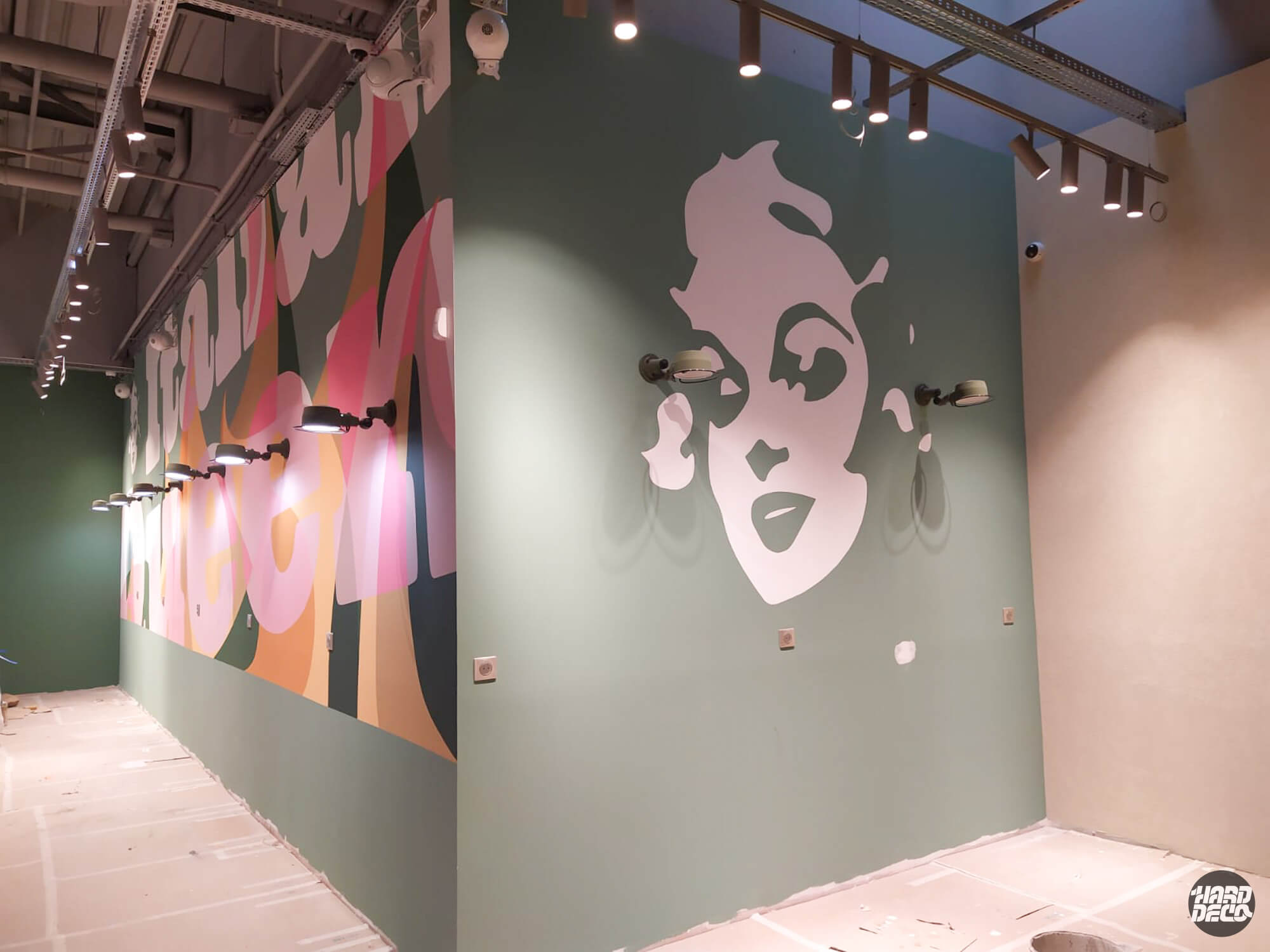 Fresque murale restaurant Italian Queen Serris, vue d'angle typographie et portrait féminin pop vert sauge