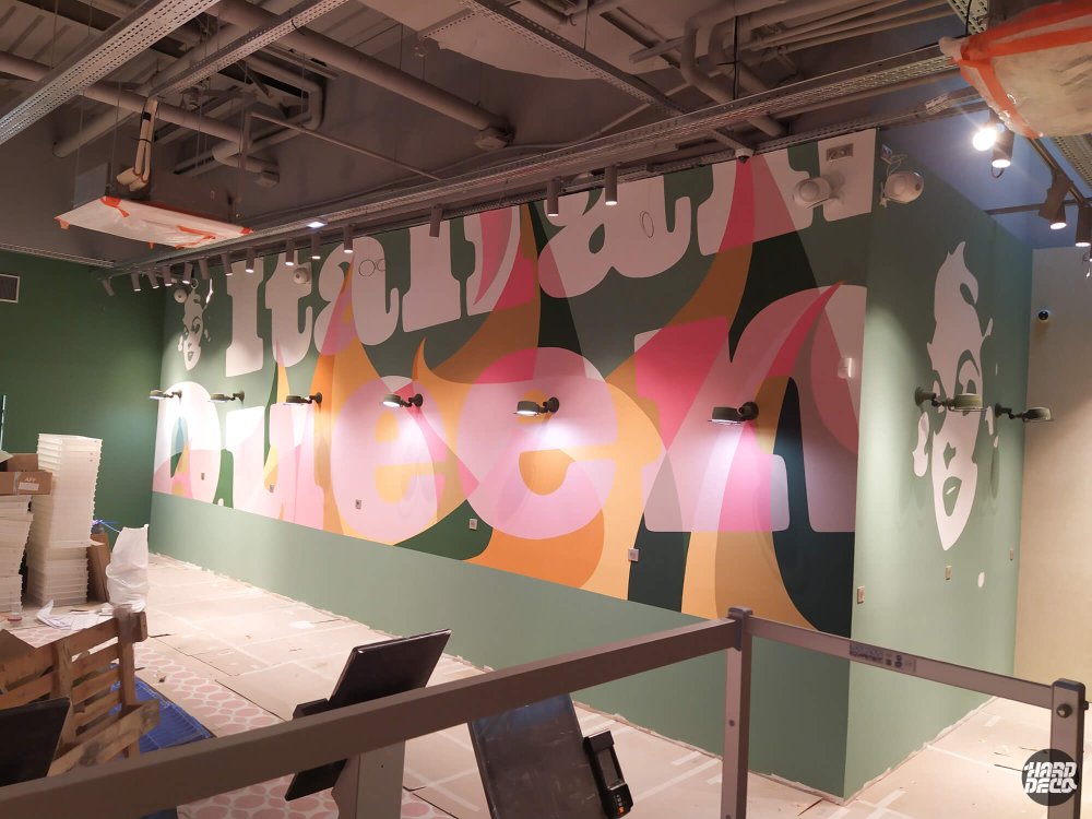 Fresque Italian Queen Serris avant ouverture, vue ensemble typographie et portrait vert sauge rose corail