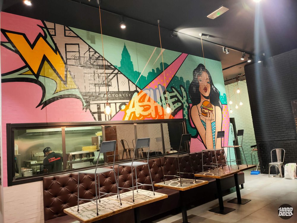 Fresque pop art salle restaurant Factory & Co, mascotte Ashley burger skyline New York graffiti
