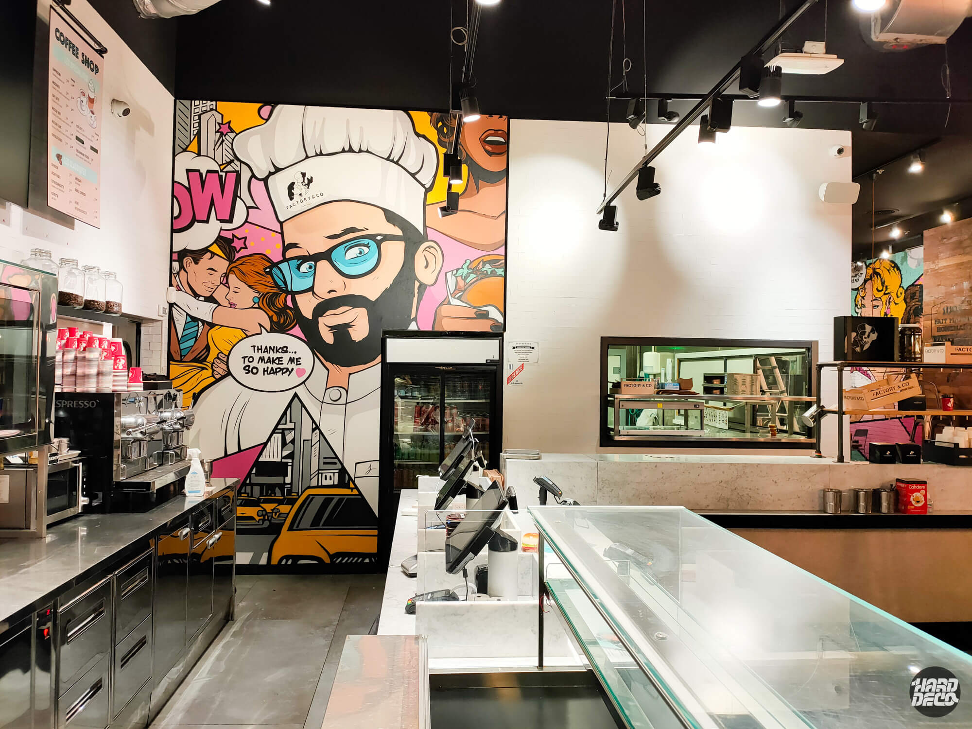 Fresque pop art comptoir restaurant Factory & Co Serris, chef barbu lunettes bleues style comics