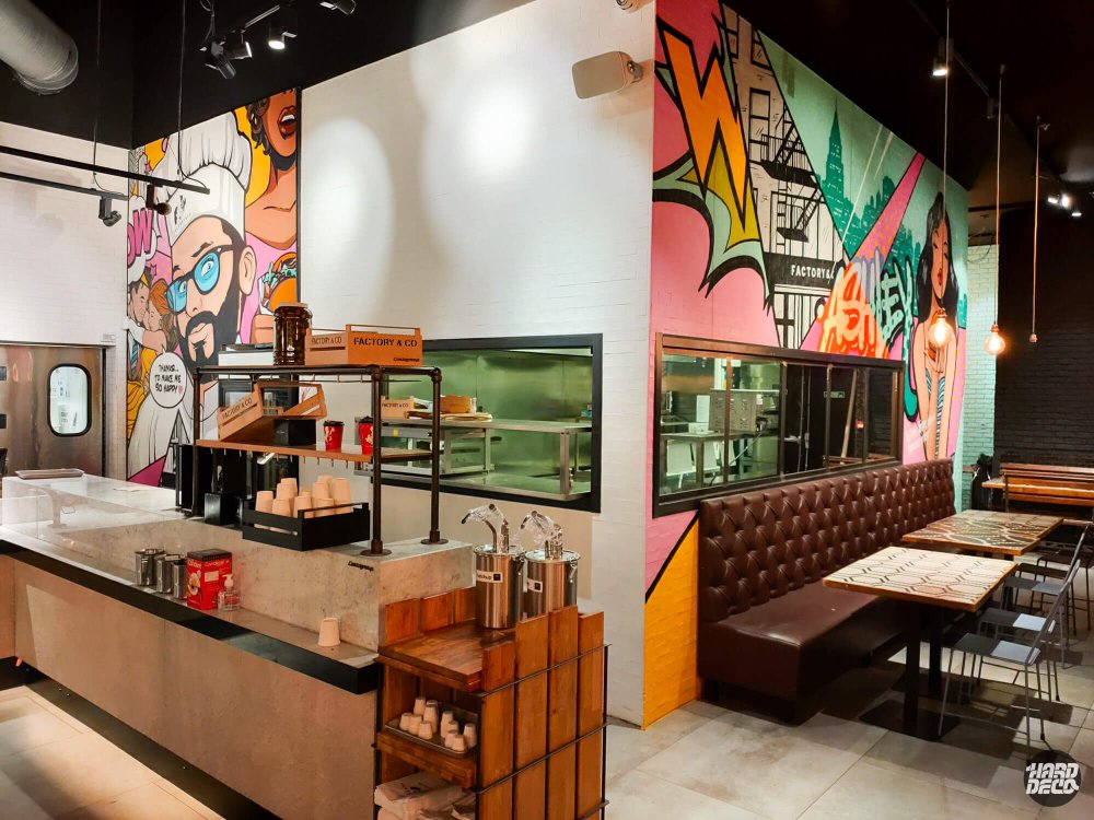 Vue d'ensemble fresques pop art Factory & Co Serris, deux murs peints salle et comptoir