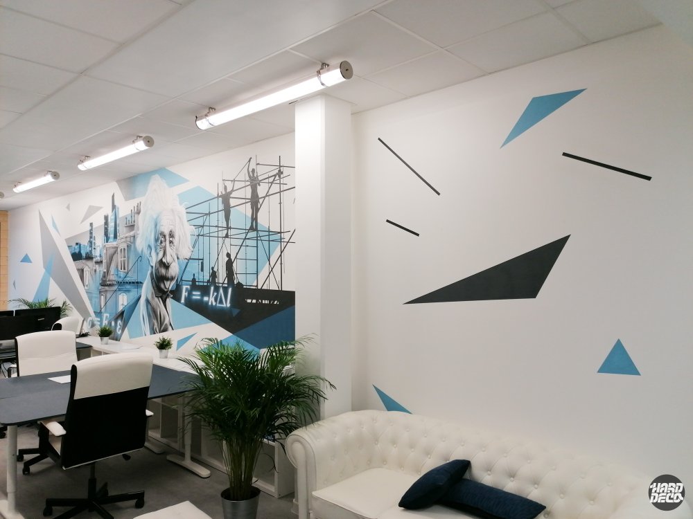 Fresque murale aérosol Einstein et triangles géométriques bleus dans les bureaux de Hooke à Serris