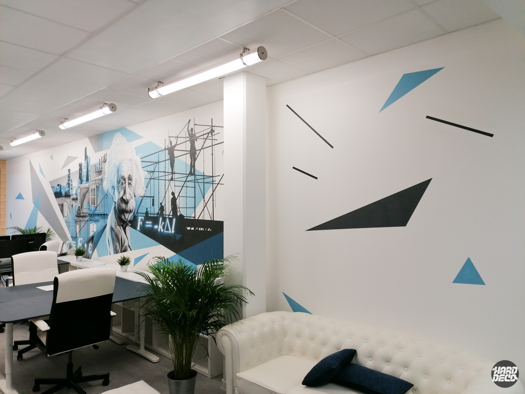 Fresque murale aérosol Einstein et triangles géométriques bleus dans les bureaux de Hooke à Serris