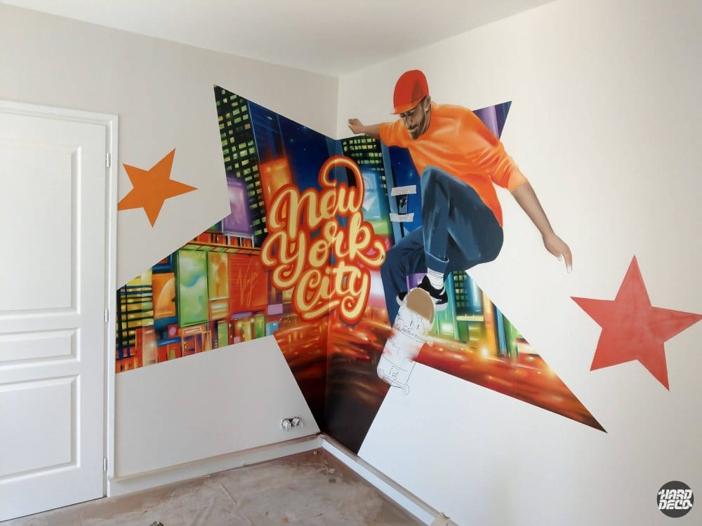 Fresque murale aérosol chambre enfant skateur New York City étoile couleurs vives street art