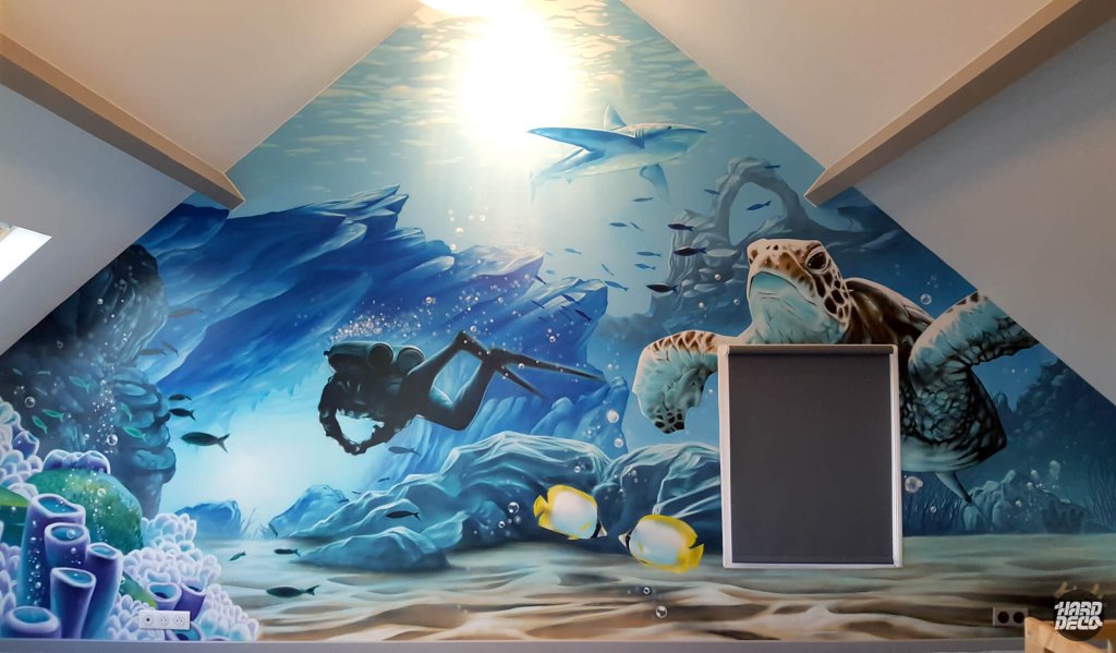 Fresque murale sous-marine avec plongeur, tortue et coraux sur mur mansardé, chambre enfant