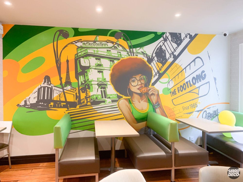 Fresque murale Subway Paris : portrait femme afro rétro, Tour Eiffel et entrée métro en vert et jaune