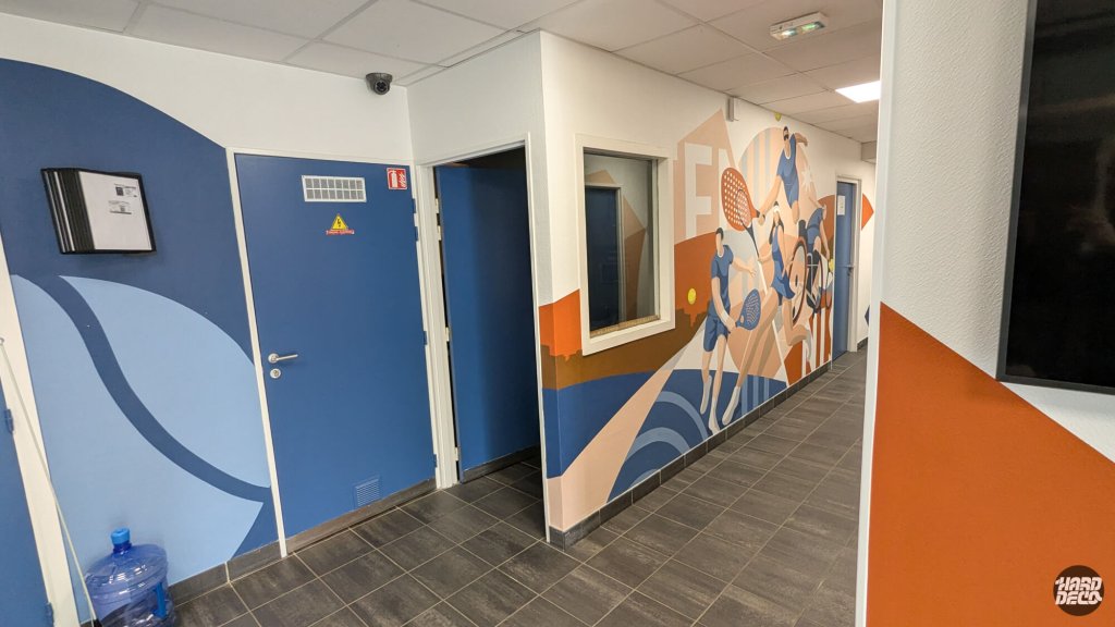 Couloir du Comité de Tennis avec fresque de joueurs de tennis et tennismen en fauteuil roulant