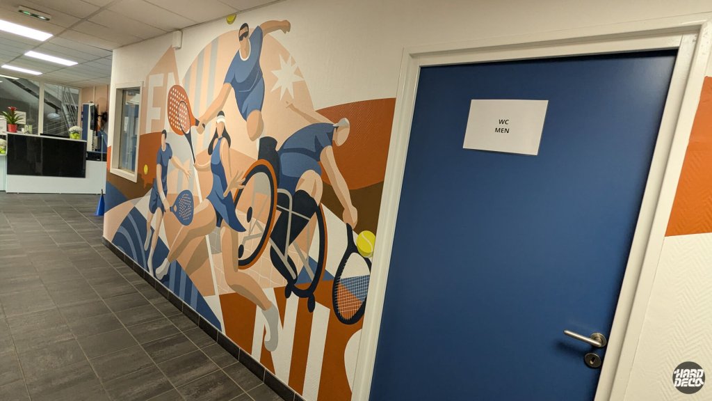 Détail fresque murale sport tennis, joueurs stylisés dont tennisman en fauteuil roulant, orange et bleu
