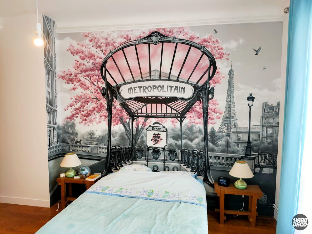 Fresque murale tête de lit entrée métro Metropolitain Paris cerisiers japonais rose et Tour Eiffel gris