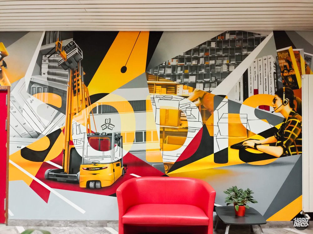Détail fresque Sodis chariot élévateur Jungheinrich et rayonnages entrepôt, aérosol jaune et gris acier
