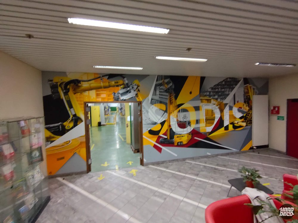 Fresque hall Sodis en cours de finalisation, vue grand angle bras robotisé et chariot élévateur jaune