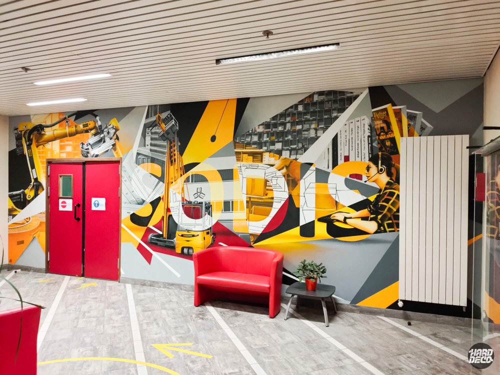 Fresque murale hall entreprise Sodis Thorigny-sur-Marne, bras robot KUKA chariot élévateur et typographie jaune