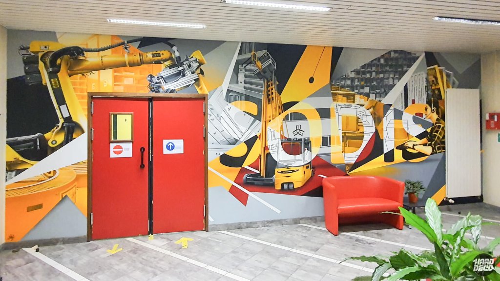 Fresque murale Sodis vue latérale, robot industriel jaune, rayonnages gris et typographie de marque aérosol