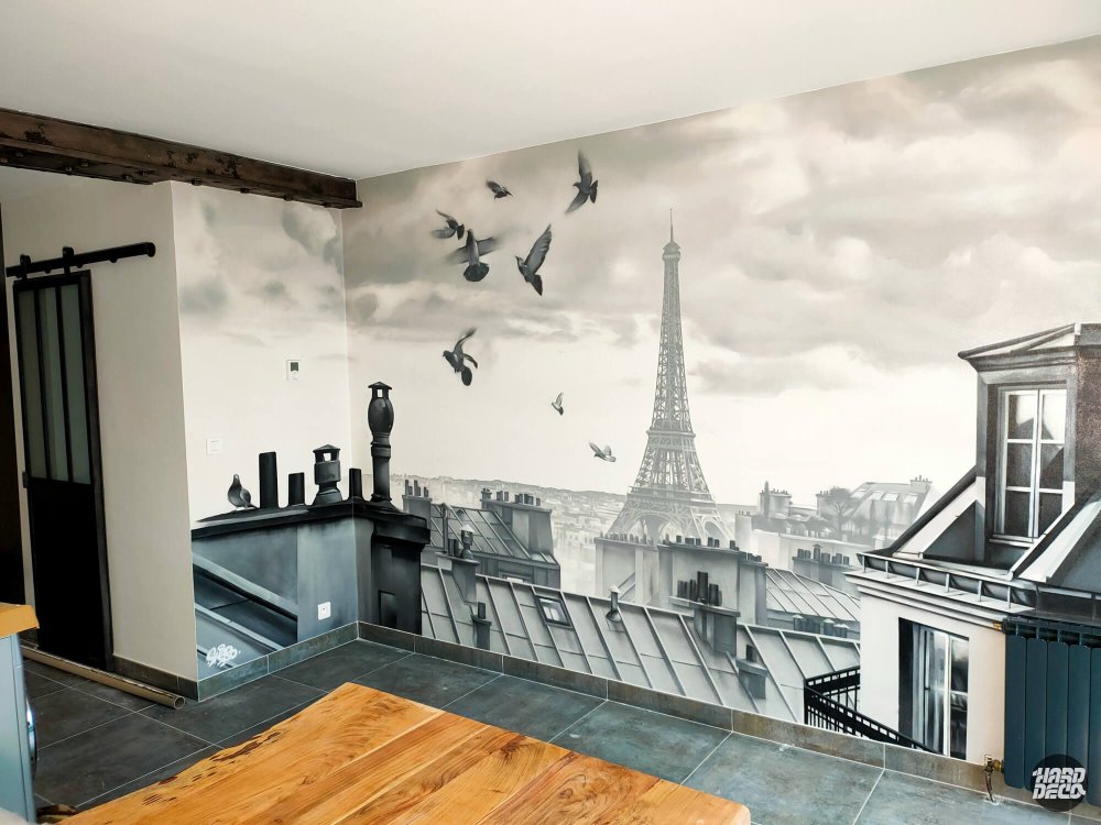 Fresque murale aérosol toits de Paris en noir et blanc avec tour Eiffel et pigeons, salon particulier