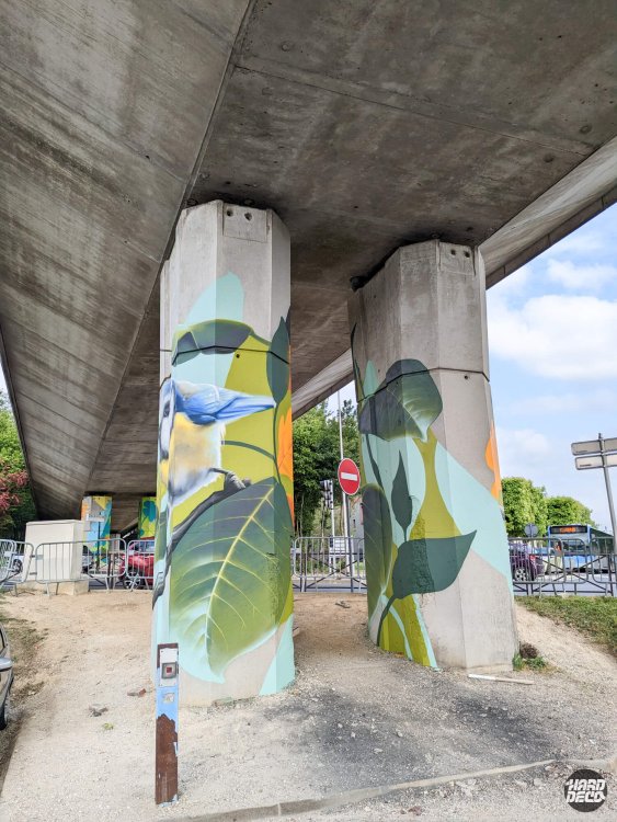 Mésange bleue aérosol hyperréaliste sur fond vert chartreuse, pilier viaduc RER A Torcy, vue rapprochée