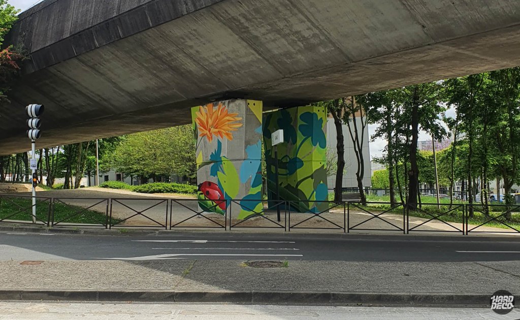 Piliers du viaduc RER A Torcy décorés de fleurs orange et feuilles bleues, coccinelle en aérosol
