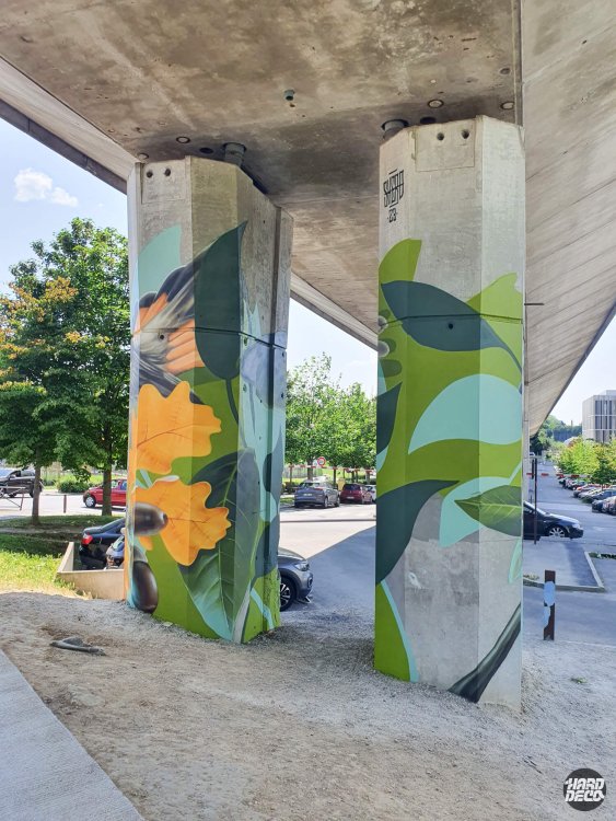Deux piliers du viaduc RER A à Torcy ornés de feuilles de chêne orange et végétaux verts graphiques