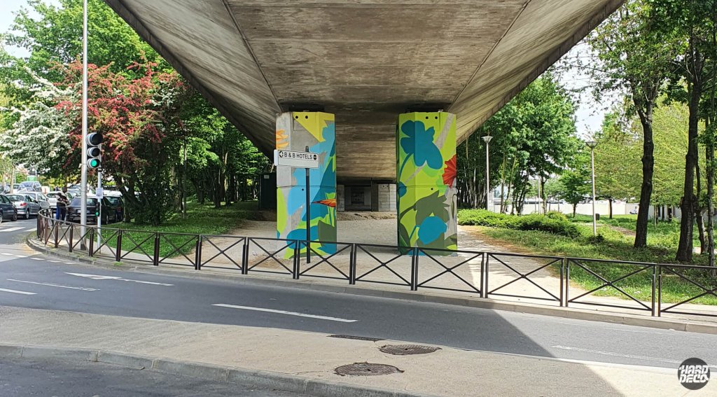 Vue d'ensemble des piliers du viaduc RER A à Torcy peints avec fleurs et feuillage coloré en aérosol
