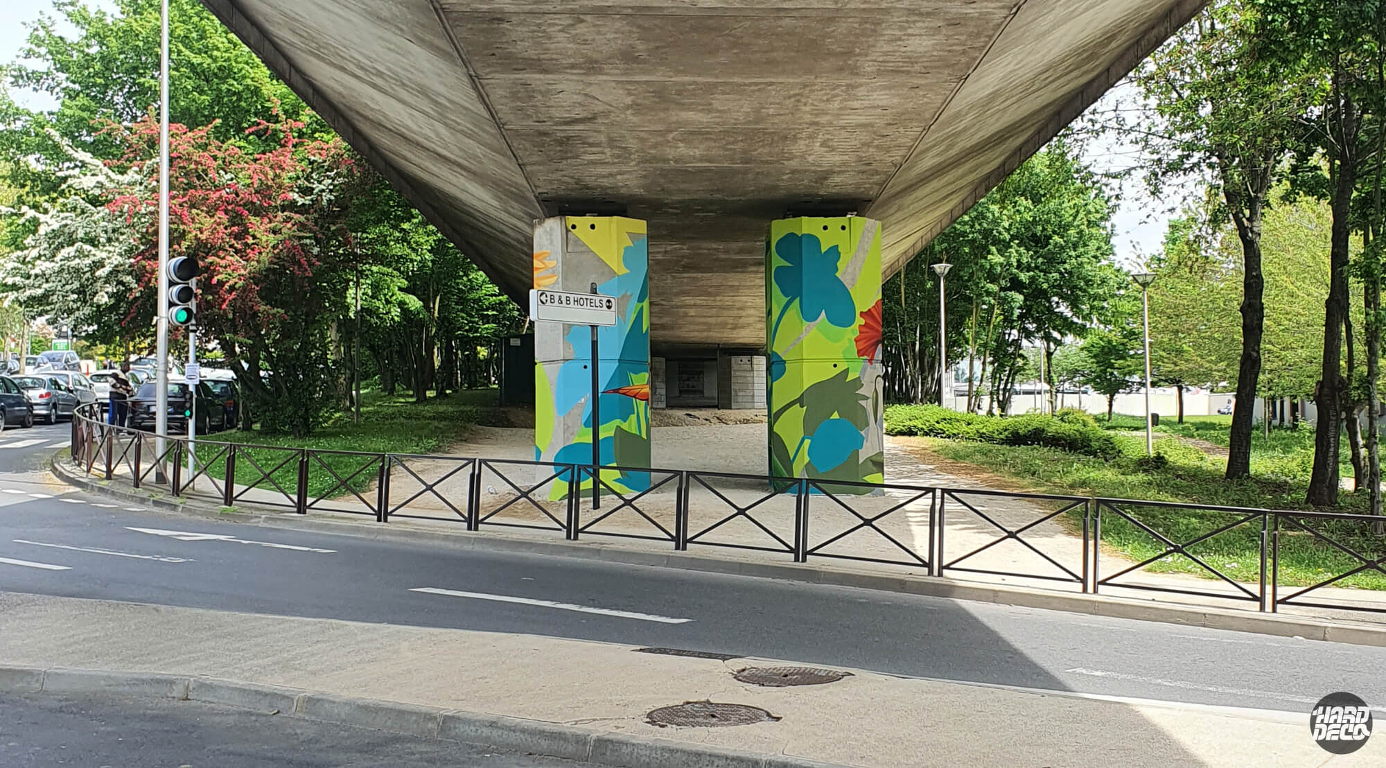Vue d'ensemble des piliers du viaduc RER A à Torcy peints avec fleurs et feuillage coloré en aérosol