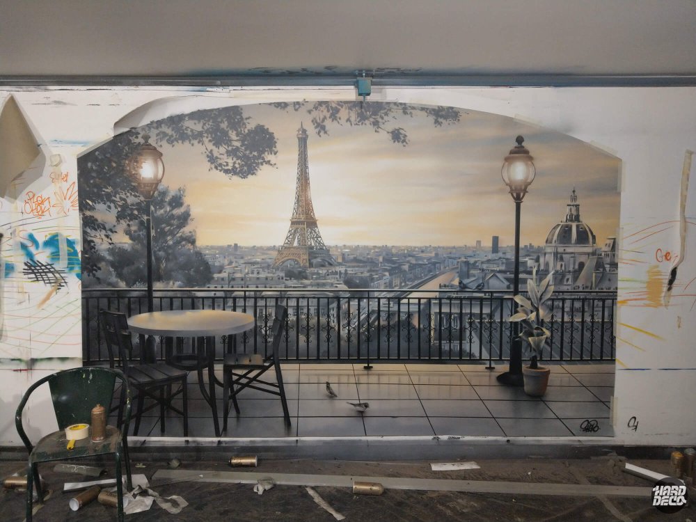 Fresque trompe-l'œil balcon parisien en cours de réalisation à l'aérosol, vue chantier avant finition