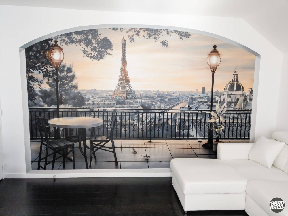 Peinture murale trompe-l'œil d'un balcon parisien avec lampadaires et toits haussmanniens, salon