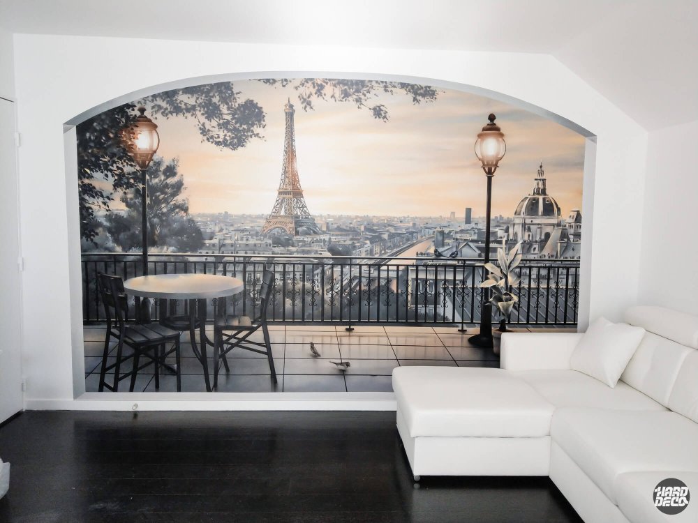 Trompe-l'œil balcon parisien avec tour Eiffel peint à l'aérosol dans un salon, vue d'ensemble