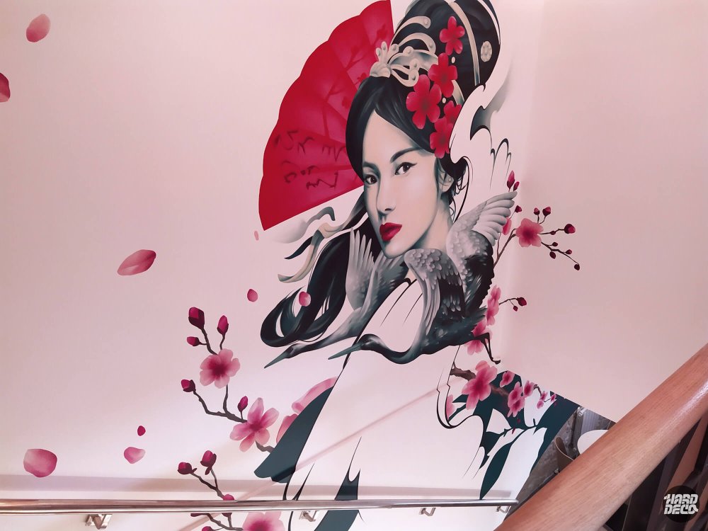 Fresque aérosol geisha et grue cendrée sur mur escalier restaurant asiatique Kampai à Versailles