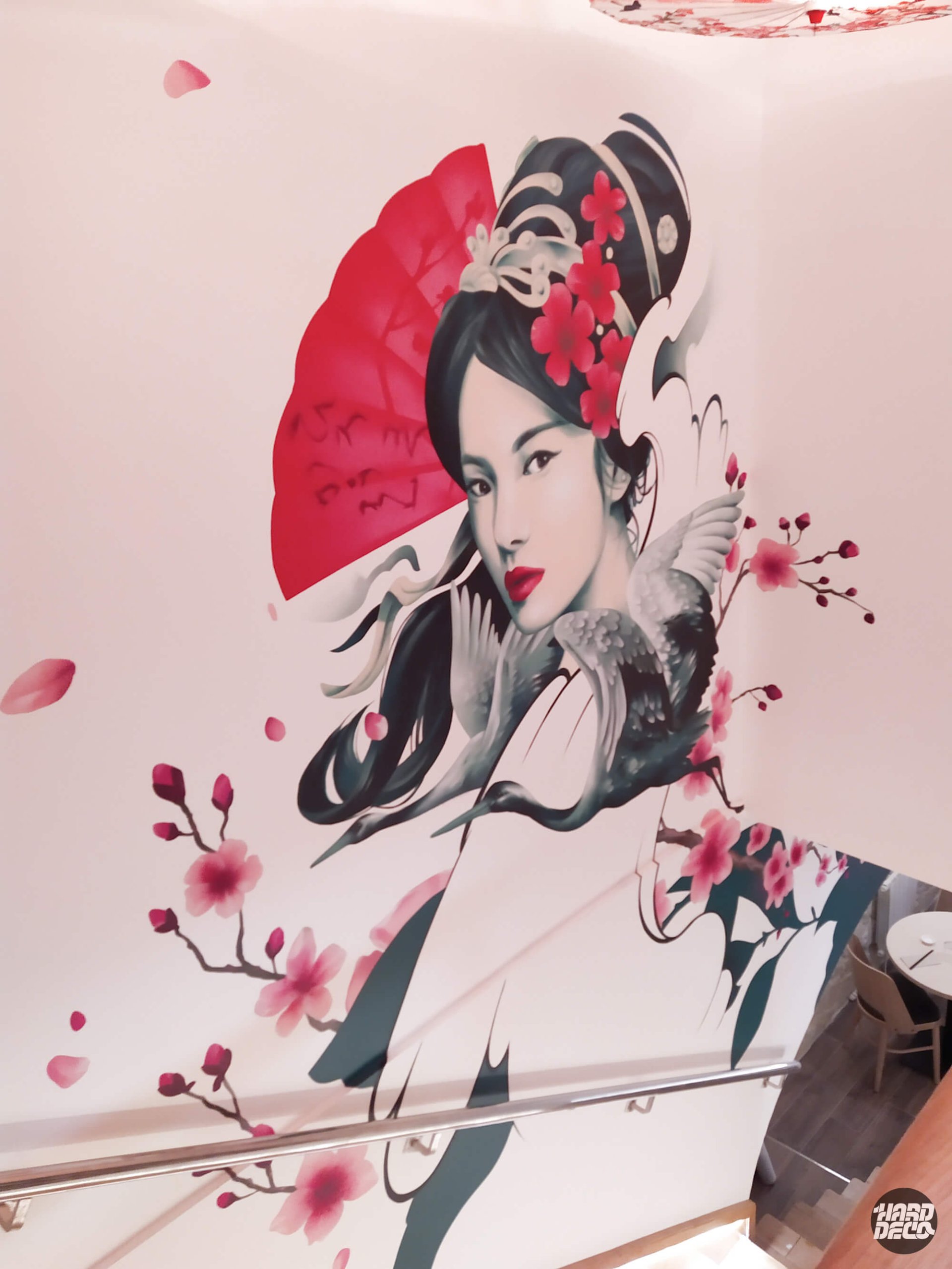 Fresque murale geisha escalier restaurant Kampai Versailles, portrait réaliste aérosol, éventail rouge et cerisier