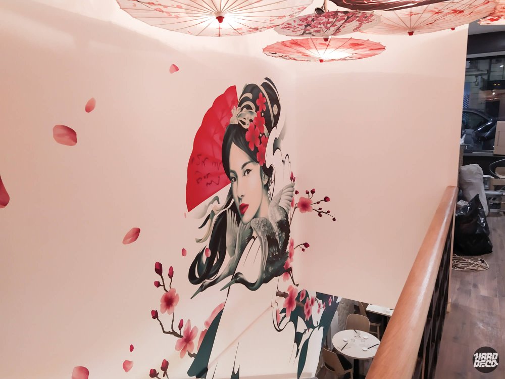 Fresque murale escalier restaurant Kampai Versailles vue depuis la salle, geisha cerisier et ombrelles plafond