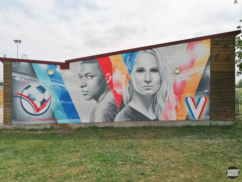 Mural aérosol USM Villeparisis, deux portraits hyperréalistes football et logo club, vue façade extérieure