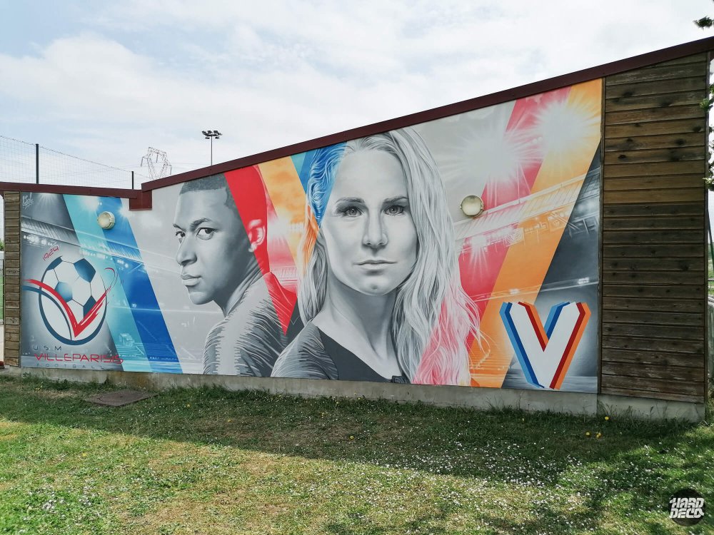 Fresque football Villeparisis, portrait grisaille joueur et joueuse, diagonales rouge bleu orange aérosol
