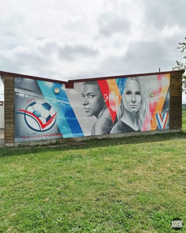 Fresque aérosol USM Villeparisis football, vue d'ensemble en angle, portraits et logo du club tricolore