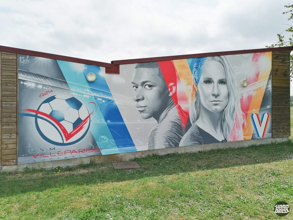 Fresque aérosol 60m² terrain USM Villeparisis, portraits football grisaille et diagonales tricolores, vue frontale
