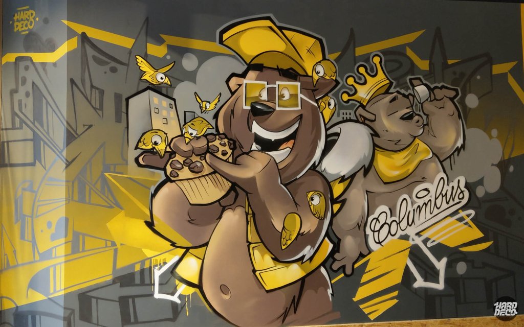 Gros plan fresque graffiti ours Columbus Café, style cartoon jaune et gris, Villiers-sur-Marne
