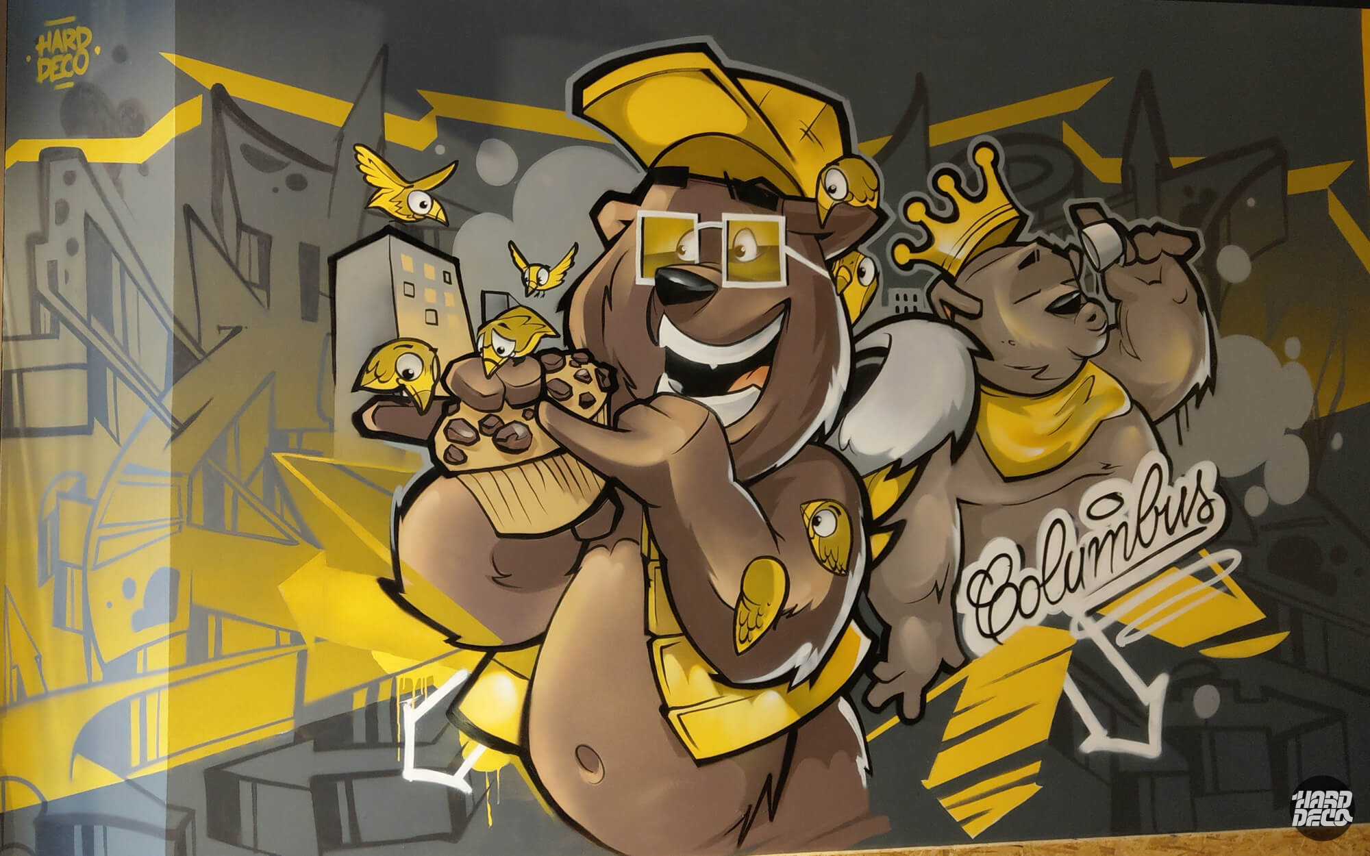 Gros plan fresque graffiti ours Columbus Café, style cartoon jaune et gris, Villiers-sur-Marne