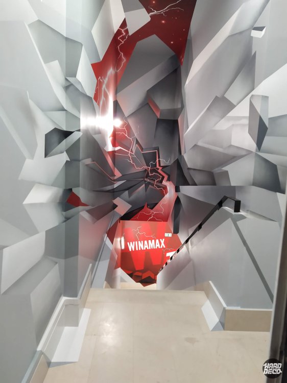Fresque murale 3D escalier Winamax Paris, blocs géométriques éclatés rouge et gris, logo en bas