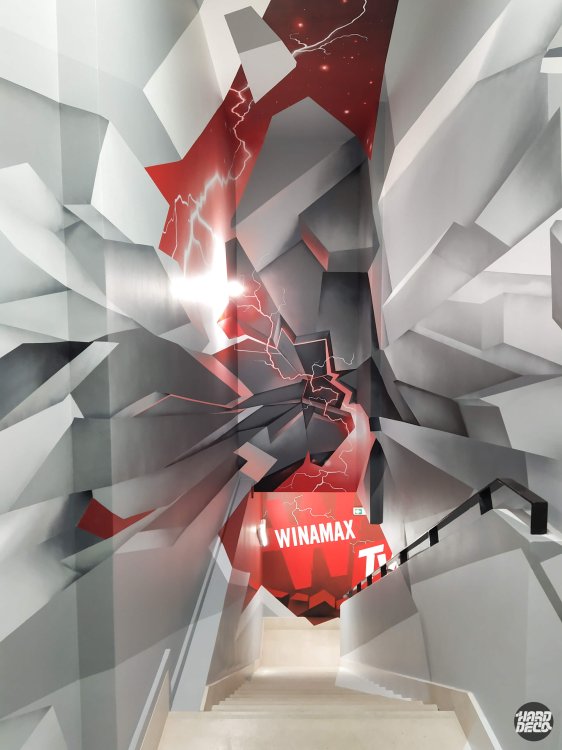 Décoration totale cage d'escalier Winamax TV Paris, trompe-l'œil géométrique 3D rouge gris blanc