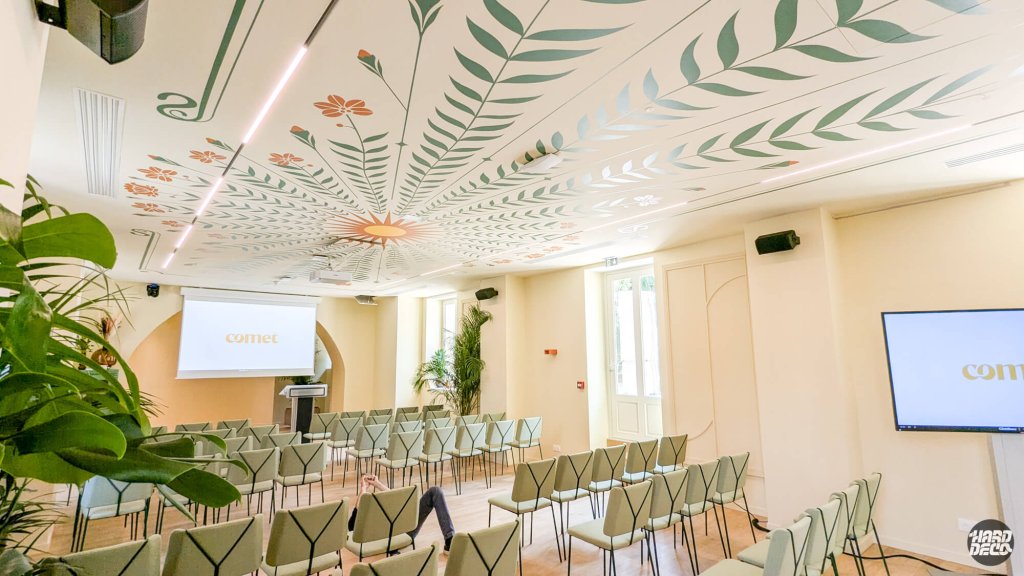 Vue plafond intégral fresque botanique salle Comet Meetings, ambiance lumineuse et végétale