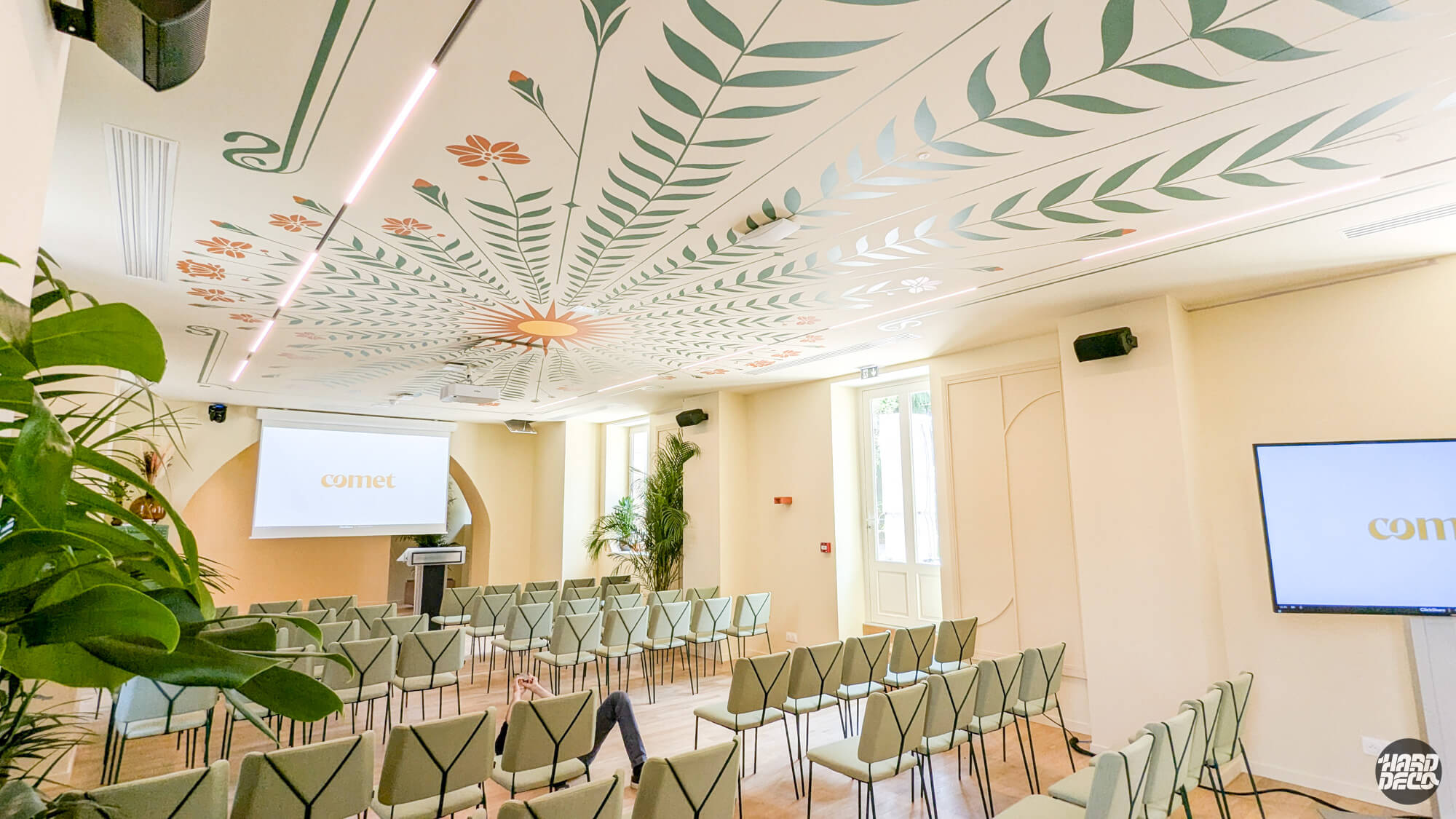 Vue plafond intégral fresque botanique salle Comet Meetings, ambiance lumineuse et végétale