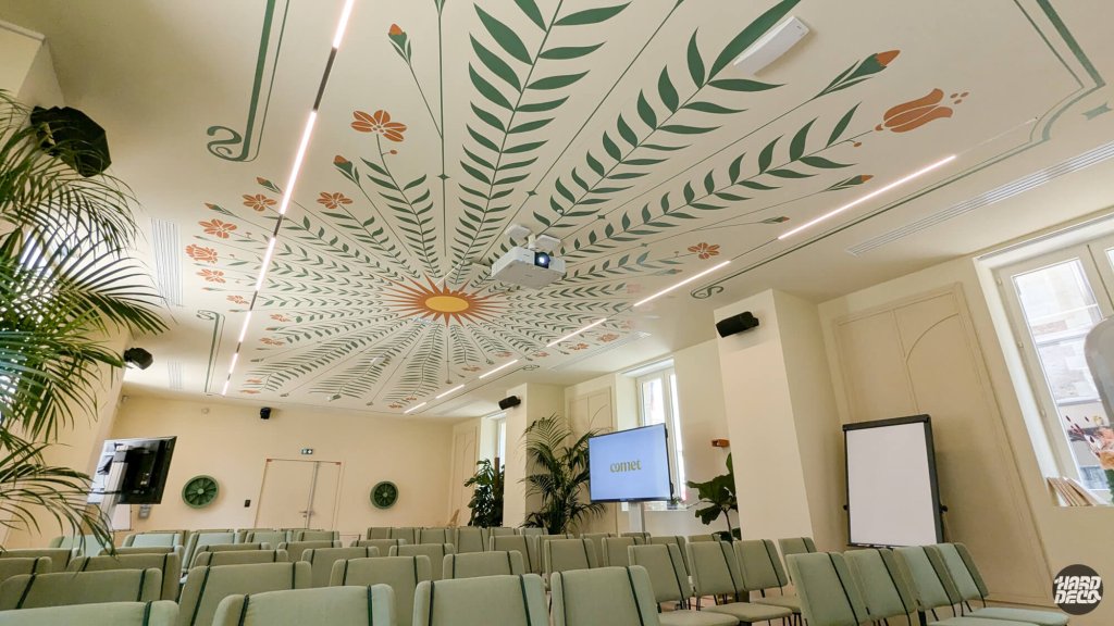 Détail composition rayonnante plafond peint, soleil terracotta et branches de fougères vert sauge