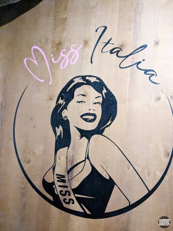 Marquage bois monochrome bleu Miss Italia pin-up écharpe logo restaurant Paris panneau bois brut