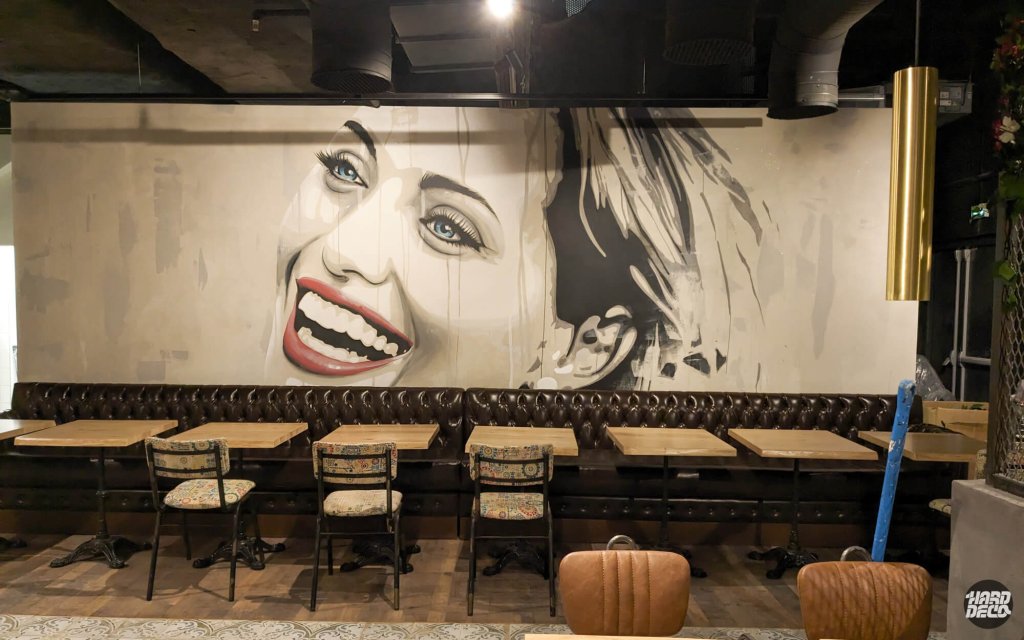 Gros plan portrait monumental femme lèvres rouges yeux bleus fresque murale restaurant Miss Italia Paris