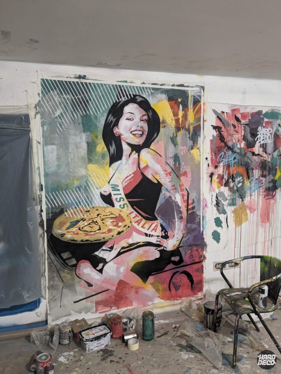 Toile pop art Miss Italia pin-up pizza Vespa rouge réalisée en atelier avant pose restaurant Paris