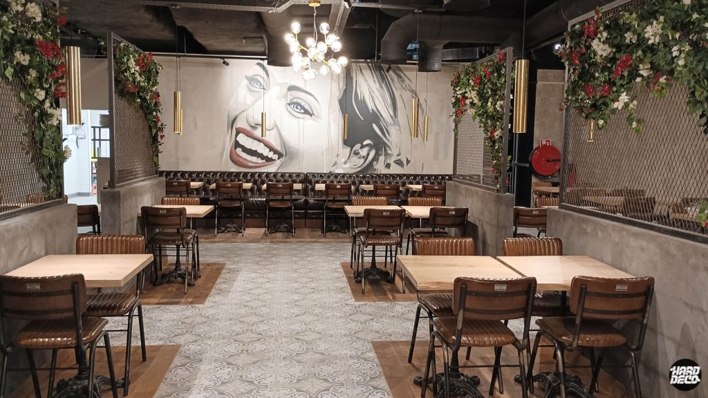 Vue d'ensemble du restaurant Miss Italia Paris avec fresque murale portrait femme noir et blanc rouge
