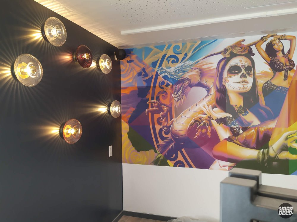 Détail fresque restaurant Kitchen Kulture Montévrain, dragon asiatique et femme Dia de los Muertos aérosol