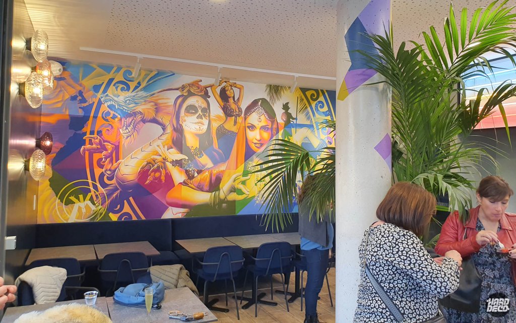 Fresque murale restaurant Kitchen Kulture Montévrain, personnages multiculturels aérosol, vue salle en service