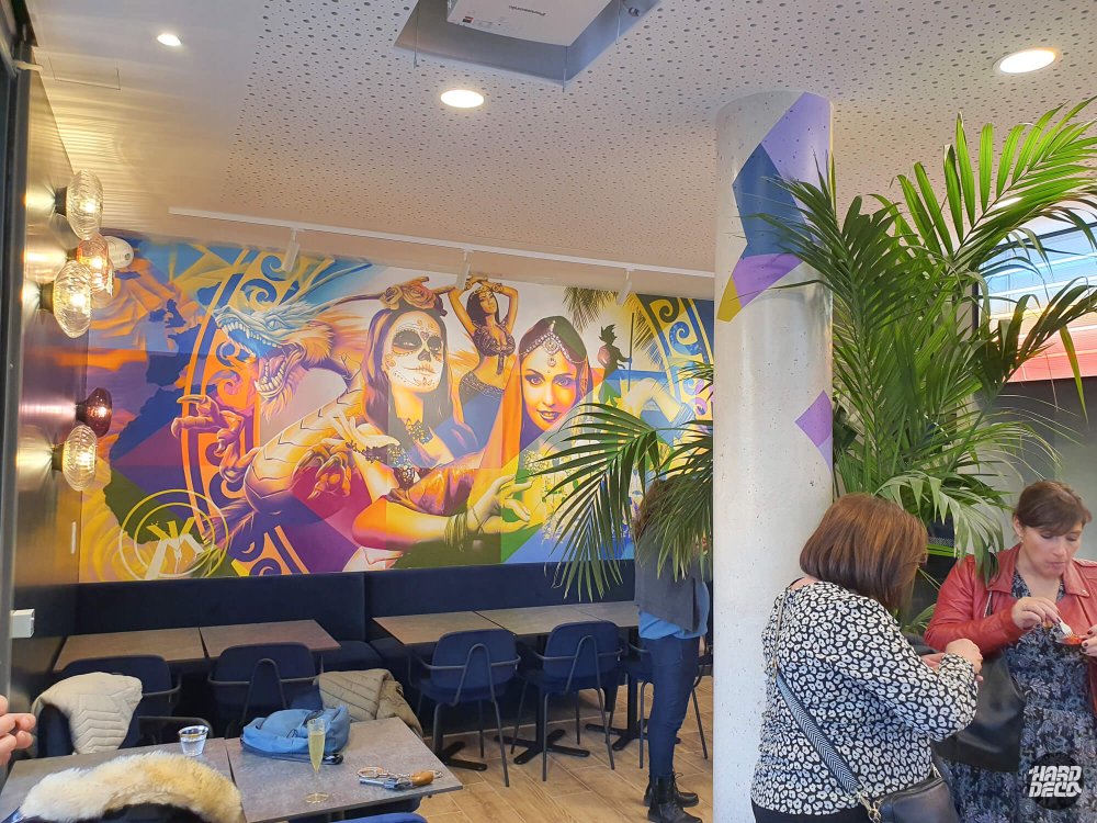 Fresque restaurant Kitchen Kulture Montévrain posée sur mur, salle avec clients et colonne décorée